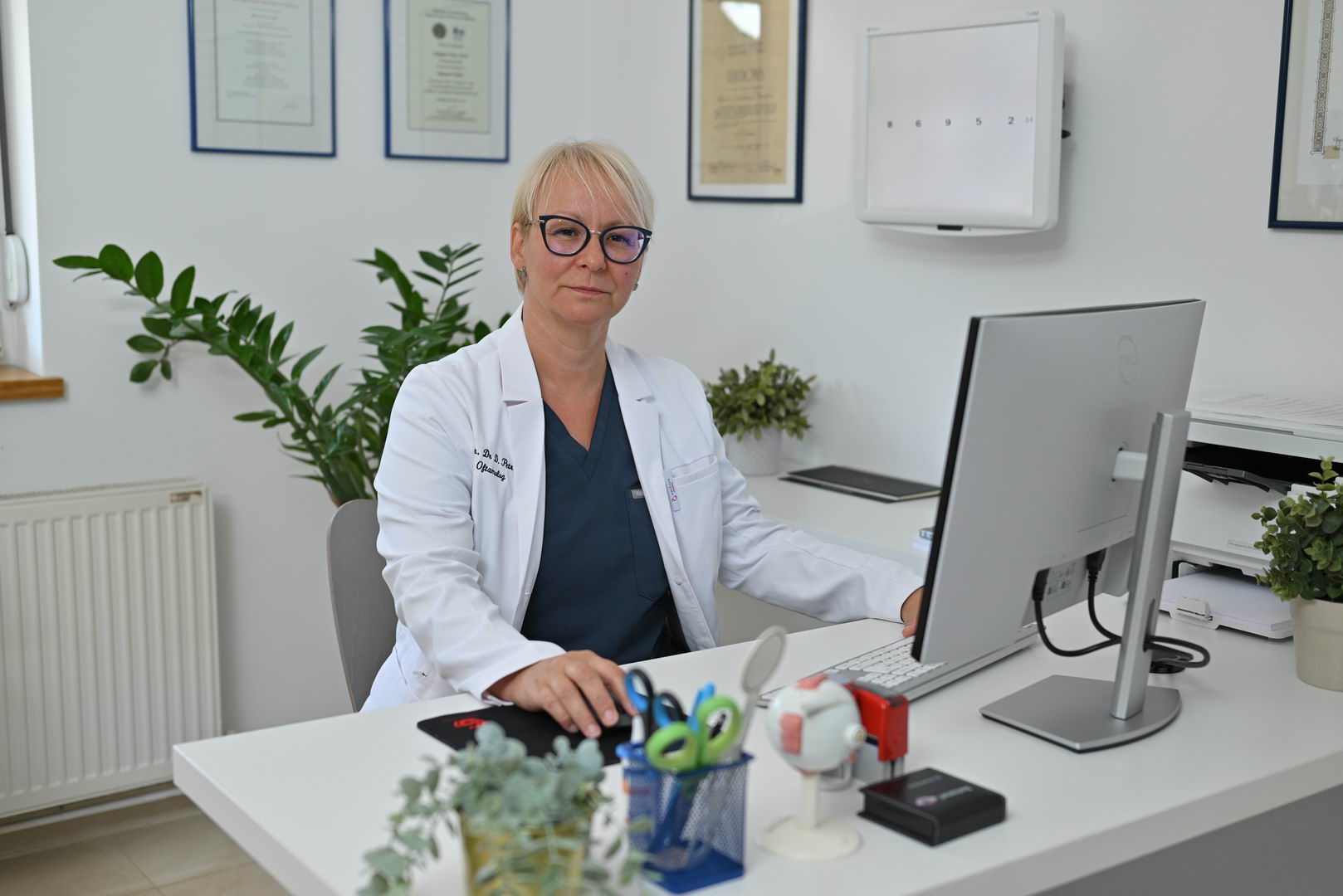 Prim. dr Dragana Petrović, oftalmolog, u ordinaciji Očne kuće Radius