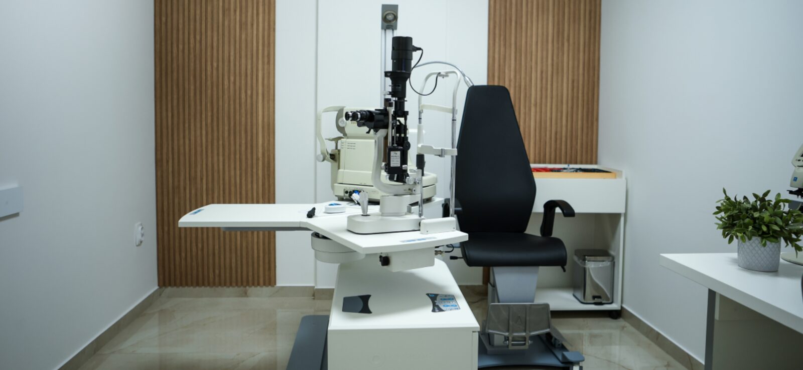 Ordinacija Očne kuće Radius u Nišu sa biomikroskopom